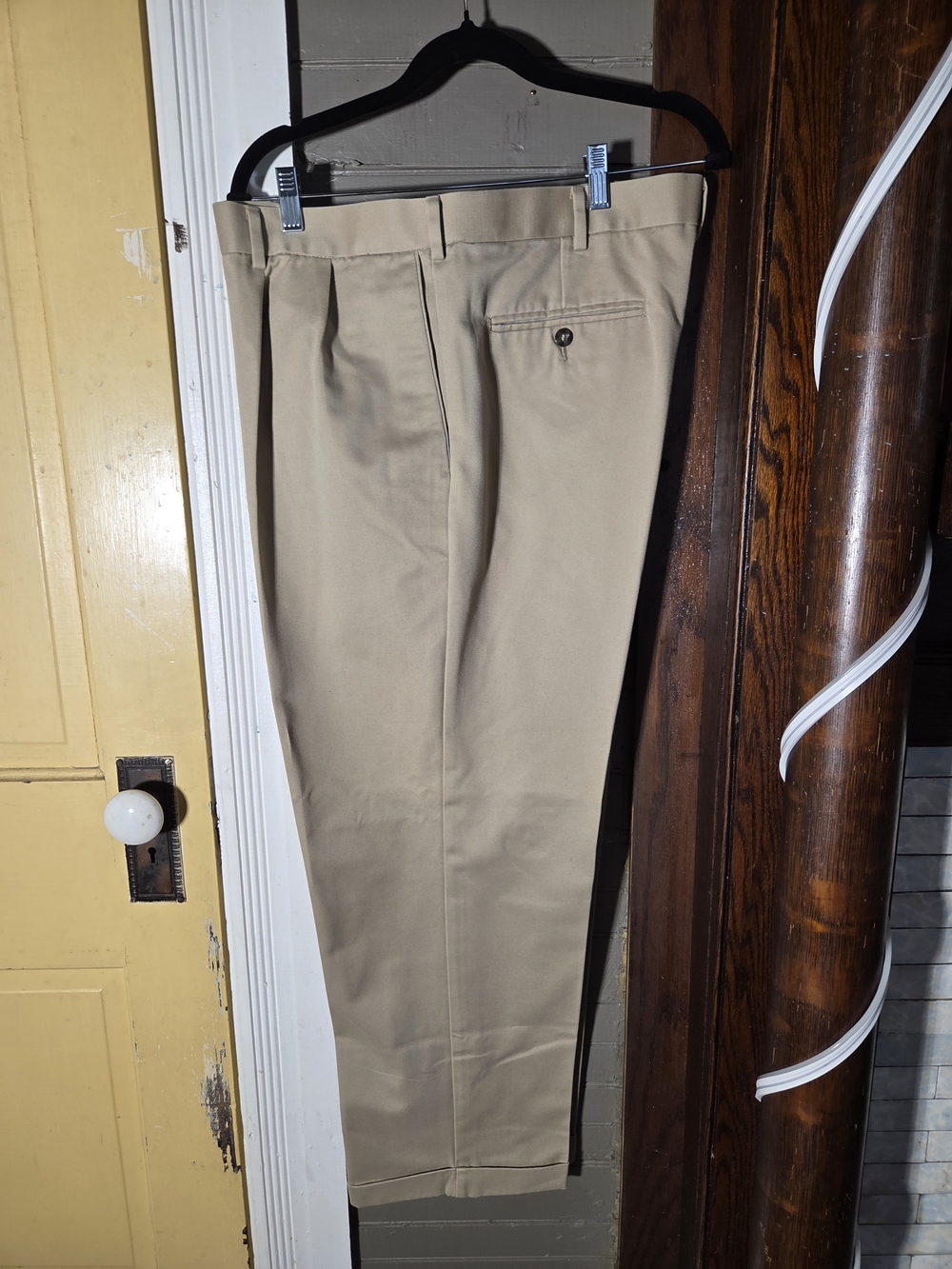 Dockers Khaki Pleated Men's Chinos - Light Tan